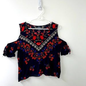Shoulder Cut-Out Top
Size L (more like a small)
Half length sleeve w/ tie detail